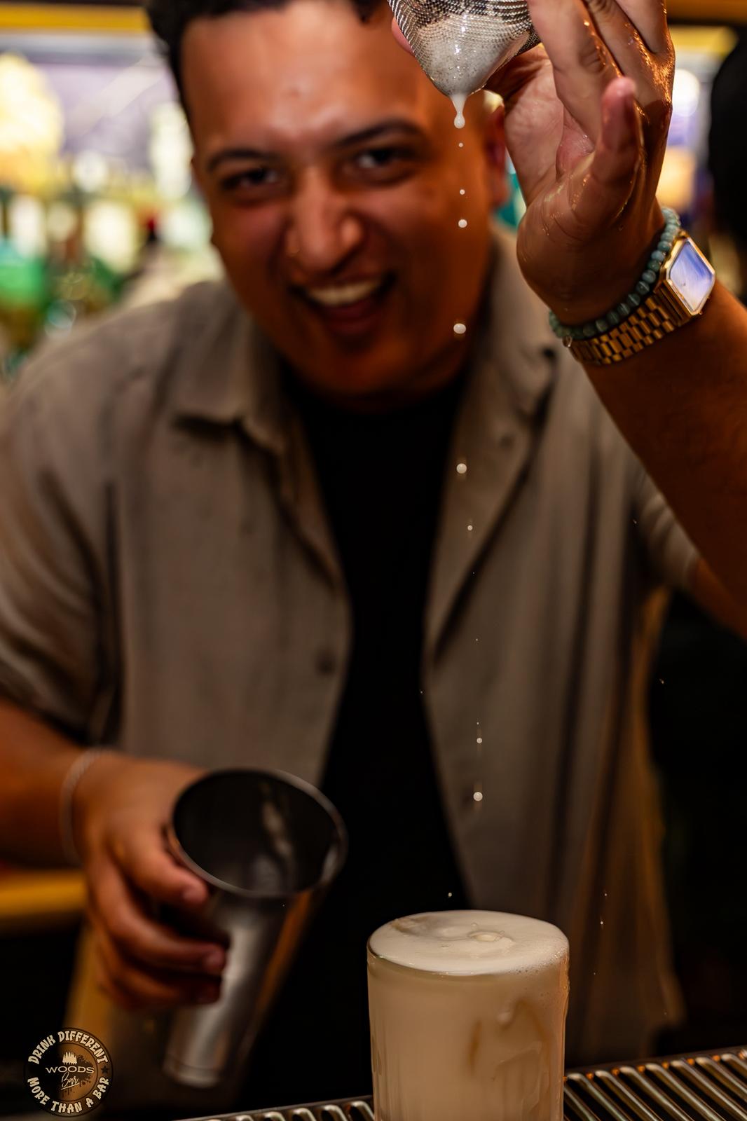 Bartender des WOODS Teams beim Mixen eines Drinks