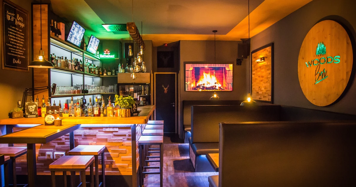Innenraum der WOODS Bar Chemnitz mit Bar und Sitzplätzen